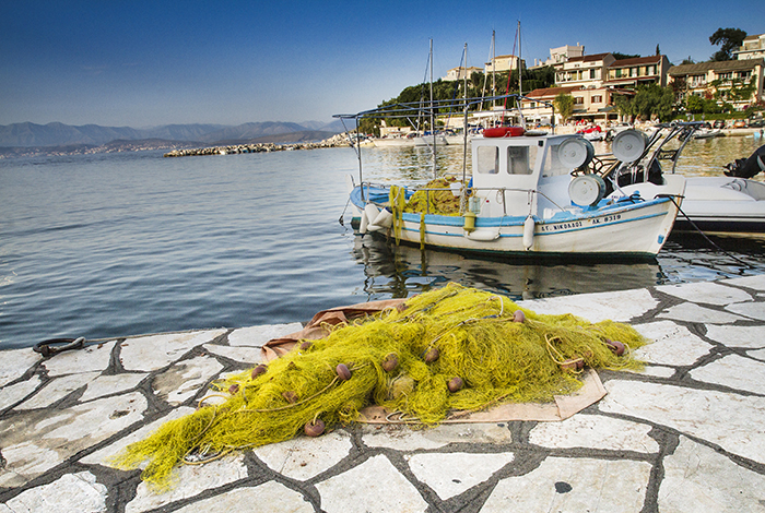 Kassiopi 2014 06 24 Korfu Grekland Fiskebåt i hamnen i Kassiopi fiskenät ---- FOTO : JOACHIM NYWALL KOD 0708840825_1 COPYRIGHT JOACHIM NYWALL ***BETALBILD*** Redovisas till NYWALL MEDIA AB Strandgatan 30 461 31 Trollhättan Prislista enl BLF , om inget annat avtalas.