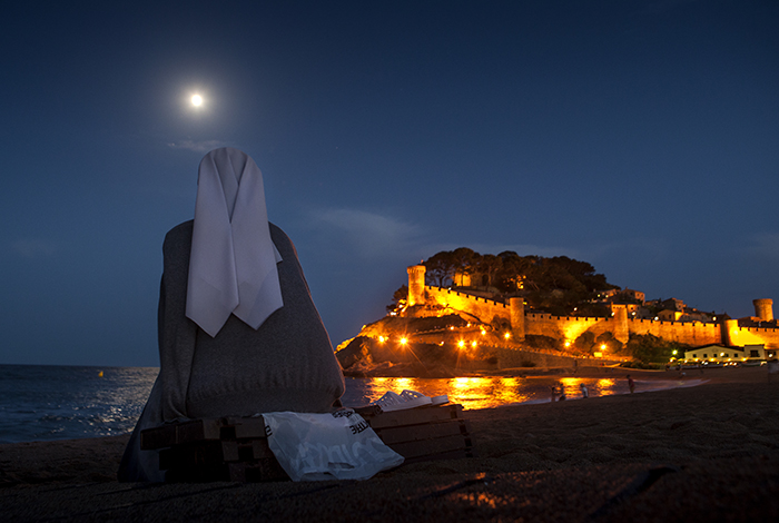 Tossa del Mar 20170625 Spaniens Äldsta borg vid stranden i Tossa del Mar Nunna som sitter och tittar ut över havet ..... FOTO : JOACHIM NYWALL KOD 0708840825_1 COPYRIGHT JOACHIM NYWALL ***BETALBILD*** Redovisas till NYWALL MEDIA AB Strandgatan 30 461 31 Trollhättan Prislista enl BLF , om inget annat avtalas.